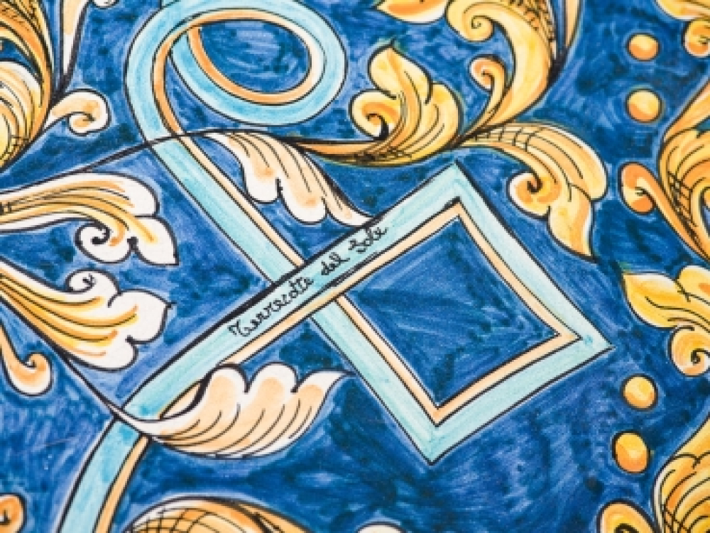 Preview: Table de jardin carrée en pierre de lave décorée de motifs floraux bleu et jaune